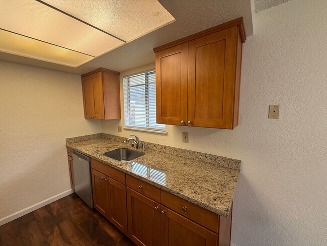 Building Photo - Charming 2 bed, 1 bath Lynnwood Condo, $1725/mo.