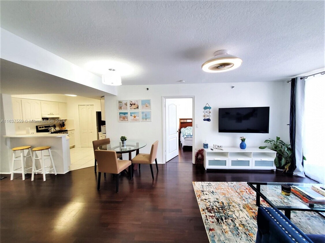 Sala y cocina - 2642 Collins Ave