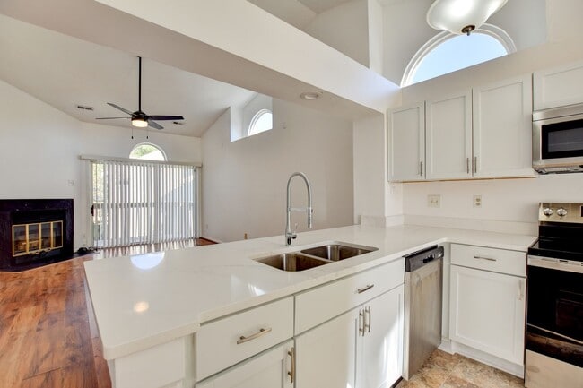 Foto del edificio - 2 Bedroom 1 full bath in Cedar Lakes