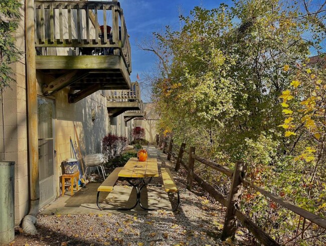 Foto del edificio - 111 S Summit St