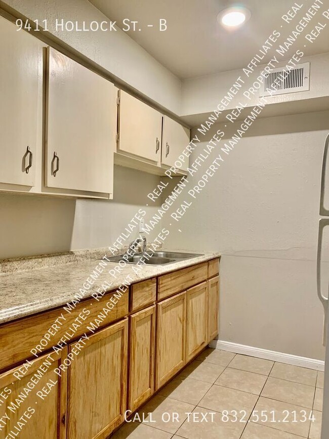 Building Photo - 9411 Hollock St