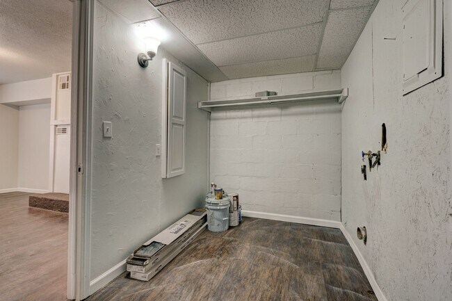 Foto del edificio - 4 bedroom 2 bath!