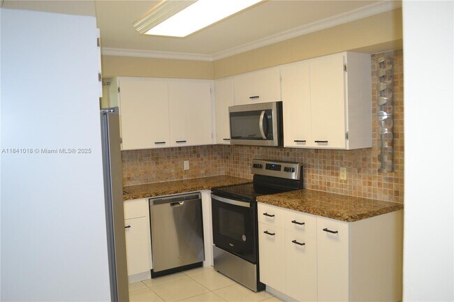 Building Photo - 491 Racquet Club Rd