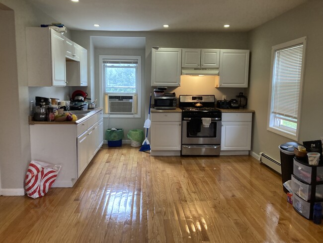 kitchen - 25 Ruthven St