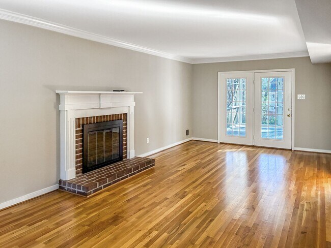 Building Photo - Spacious 4 Bedroom in Kings Charter