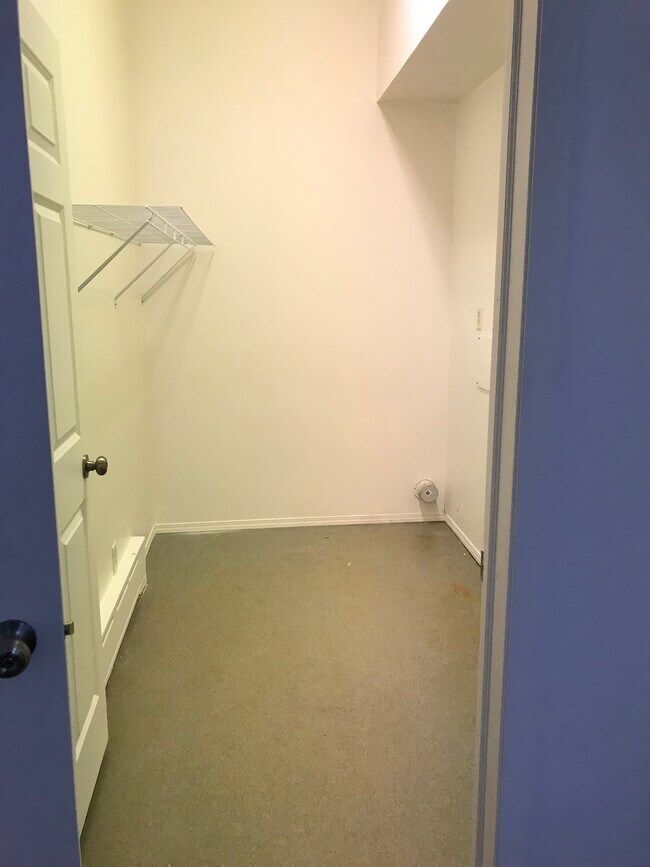 Building Photo - 1431 E 1st St