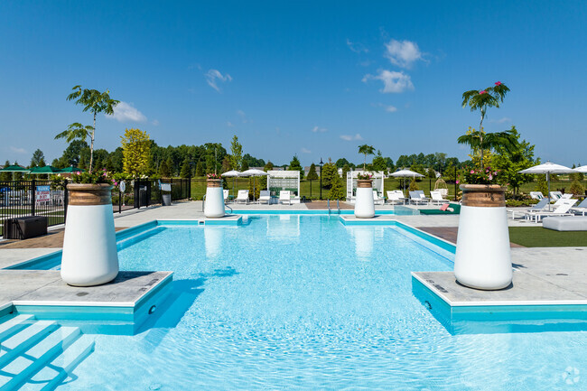 Piscina y patio al aire libre estilo resort - Liberty Grand Communities