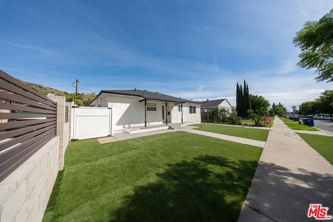 Building Photo - 8432 Glenoaks Blvd