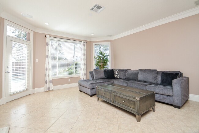Foto del edificio - 5835 Stratford Gardens Dr