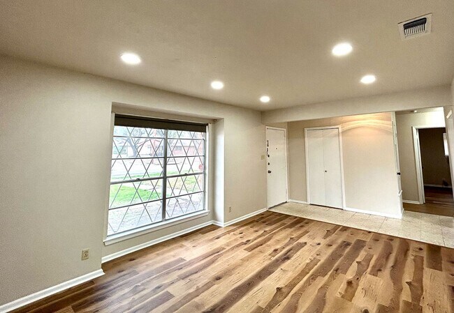Building Photo - Adorable home 3 bedroom 2 bath Move in Aug...