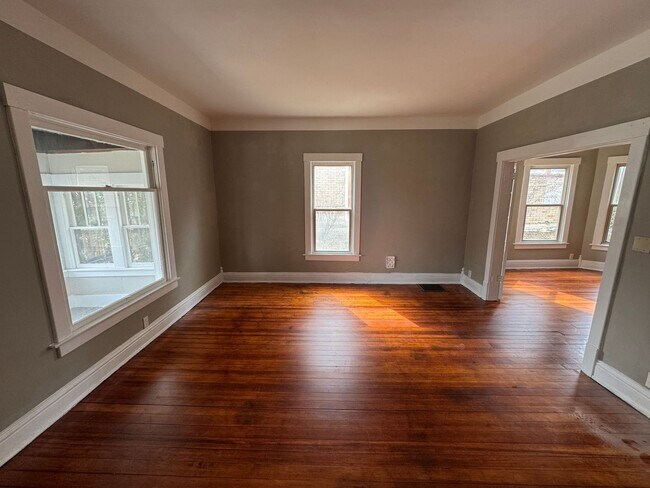 Foto del edificio - Spacious 2-Bedroom Home in a Quiet Neighbourhood!