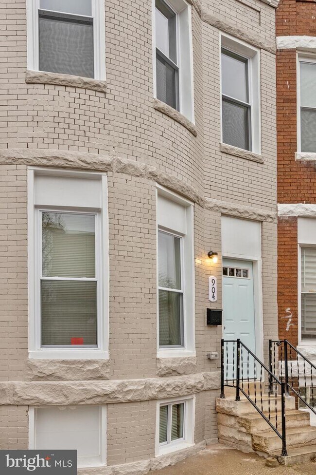 Building Photo - 904 E 20th St
