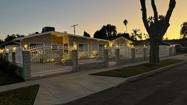 Building Photo - Beautiful 4 Bedroom, 2 Bathroom Reseda Hom...