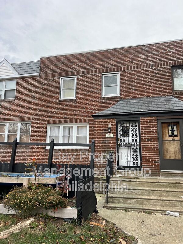 Foto del edificio - 7512 Woodbine Ave