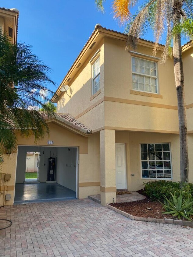 Foto principal - 667 NW 170th Ter
