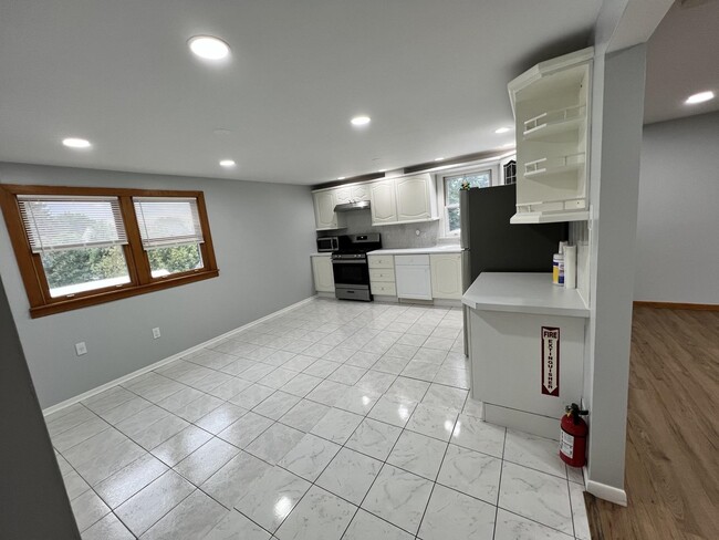 Building Photo - 18 Birk St