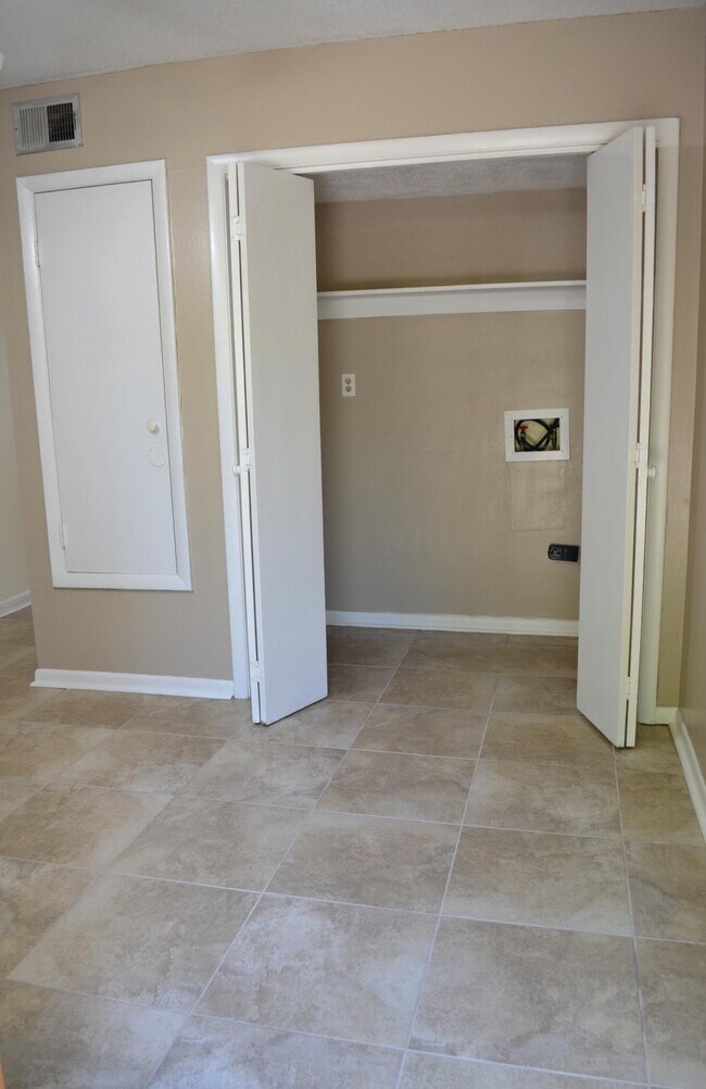 Building Photo - 154 Valencia Dr