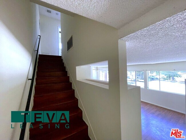 Building Photo - 205 S Elm Dr