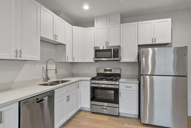Foto del edificio - Newly renovated 2BD/2.5BA with off street parking and private yard.