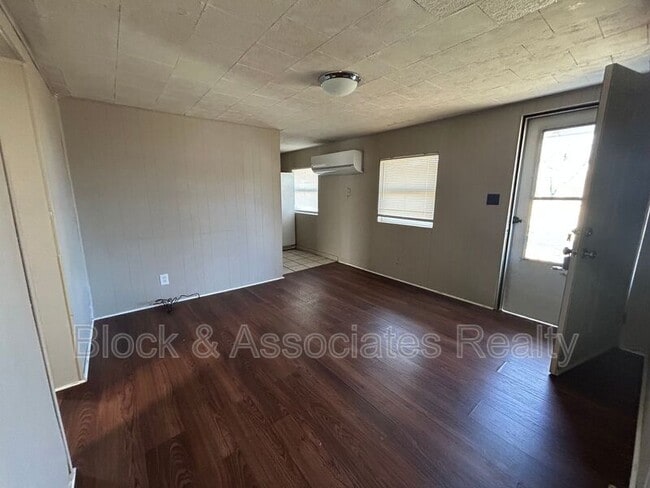 Building Photo - 409 Dobson St
