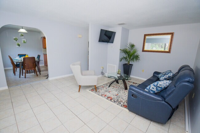 Sala de estar y comedor - 913 Sumter St