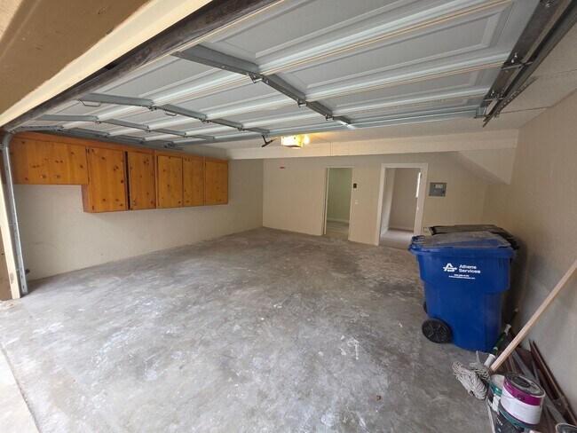 Building Photo - Beautiful 3 Bed, 2 Bath condo with 2 car garage & laundry