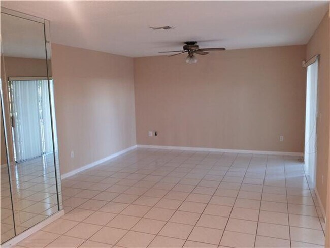 Building Photo - 2 bed 2 ½ Bath townhouse
