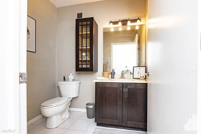 Building Photo - 1 br, 1.5 bath Condo - 645 N Kingsbury St ...