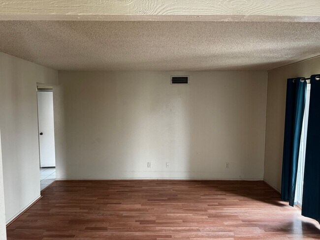 Foto del edificio - No Minimum Credit Score Needed. Central living, next to community pools.