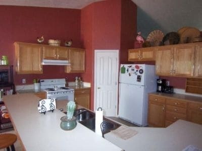 Kitchen with vaulted ceiling - 1800 S Grant Ave