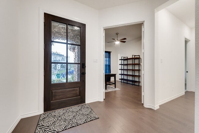 Foto del edificio - "Spacious 4-Bedroom Retreat with 2.5 Baths...