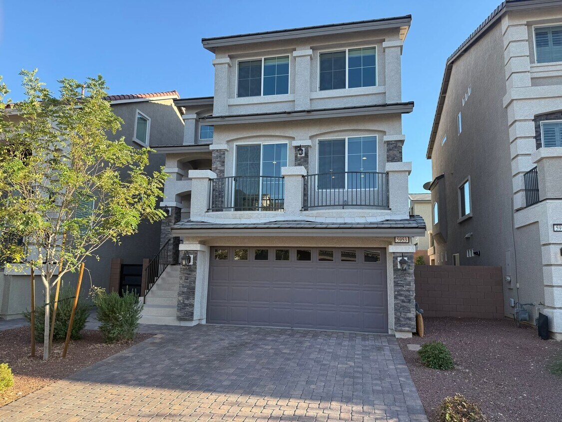 Foto principal - Large Southern Highlands Tri-Level Home. P...