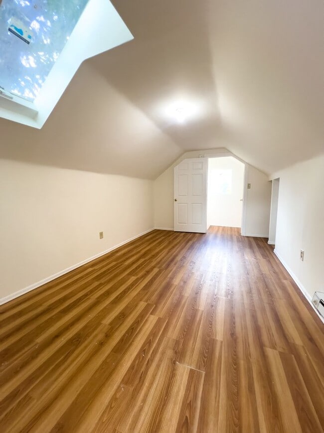 Building Photo - One bedroom unit with kitchenette and private bath