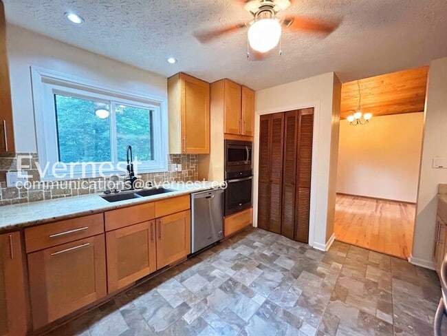 Building Photo - 770 Bayliss Dr