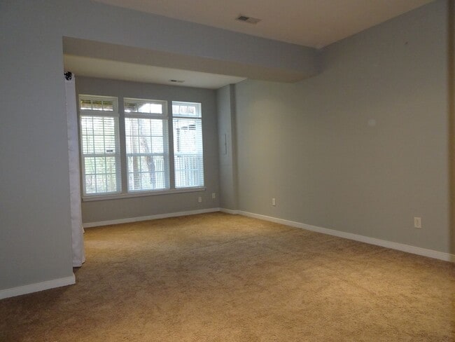 Building Photo - 4 Bedroom 3.5 Bath 3 Story Townhome for Re...