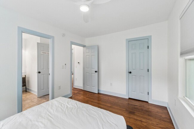 Foto del edificio - Charming 3-Bedroom Home with Modern Finishes and Inviting Patio!