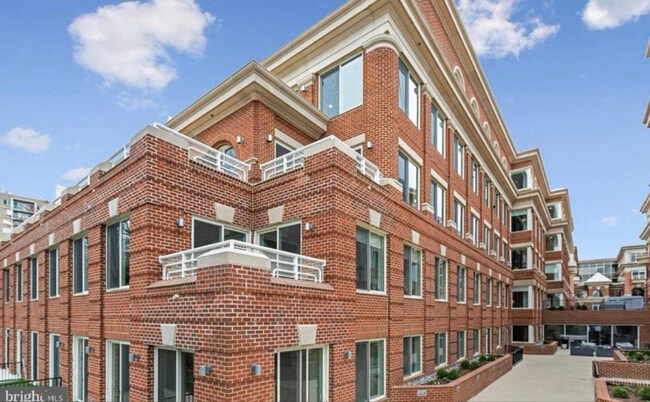 Building Photo - 625 Slaters Ln