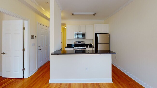 Foto del edificio - 6/1 No Fee! Spacious, sunny 3BR/1.5BA between Harvard & Porter!