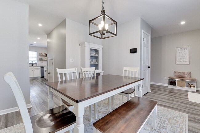 Foto del edificio - 4 BR/Loft near Simpsonville!  Lawn Maintenance included! Amenities & Close to Shopping & Restaurants