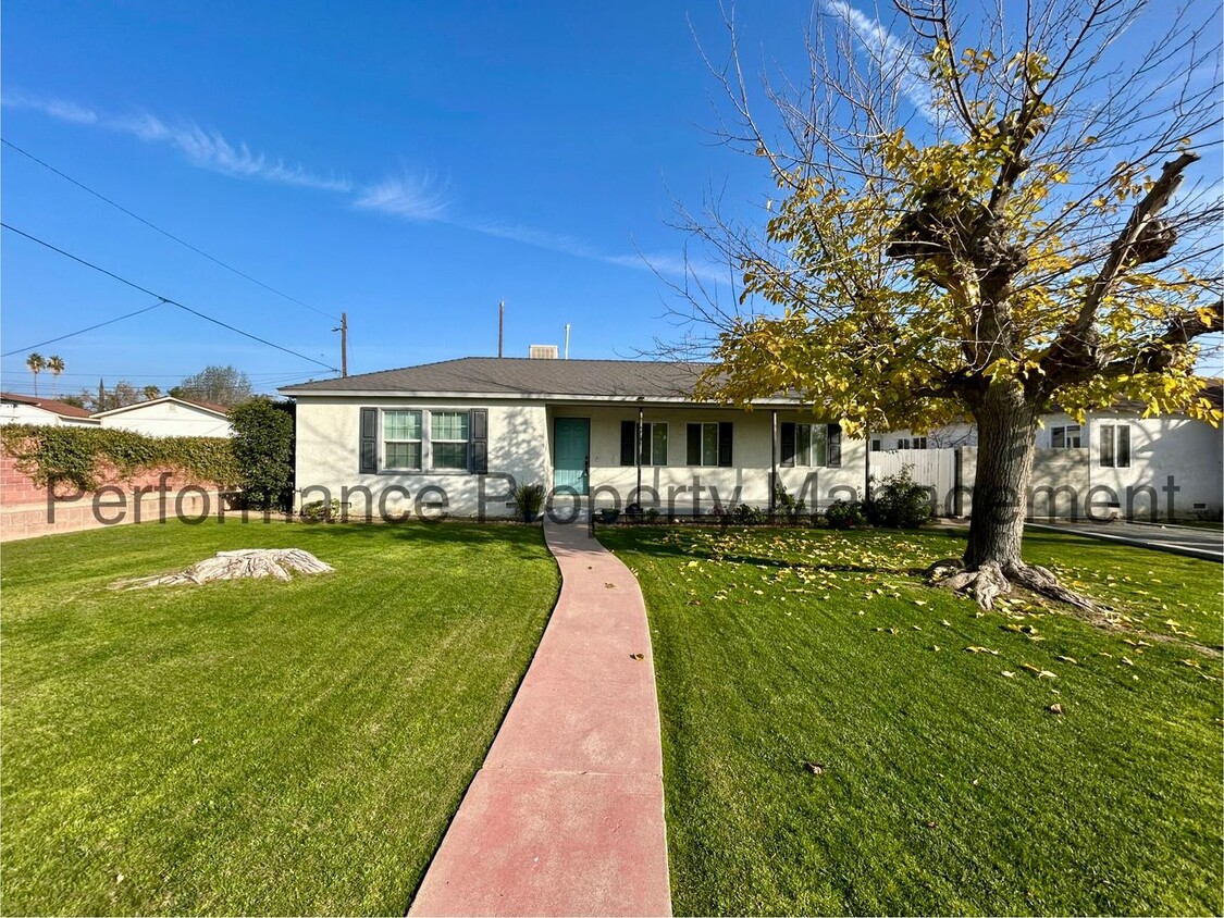 Foto principal - Cozy 3 Bed/1 Bath NE Bakersfield Home w/ S...