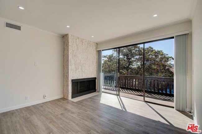 Foto del edificio - 2324 S Beverly Glen Blvd