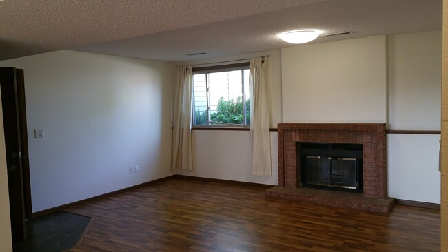 Building Photo - 2 bedroom, 1 bath condo available 8/1/2021