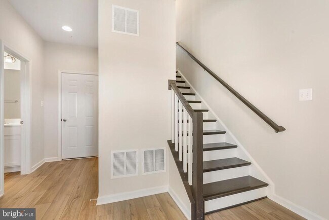 Building Photo - 485 Tiller St