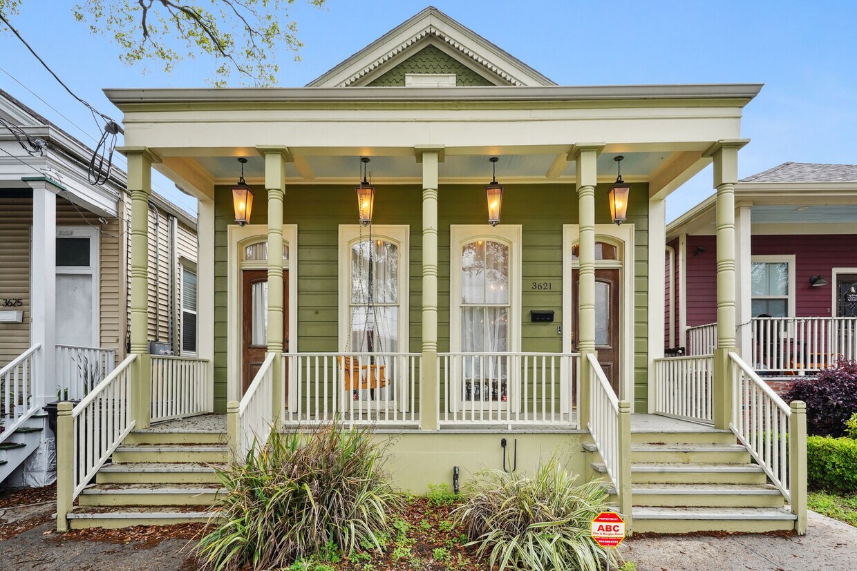 Front - 3621 Banks St