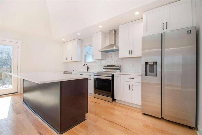 Foto del edificio - Room in House on Meldon Ave SE