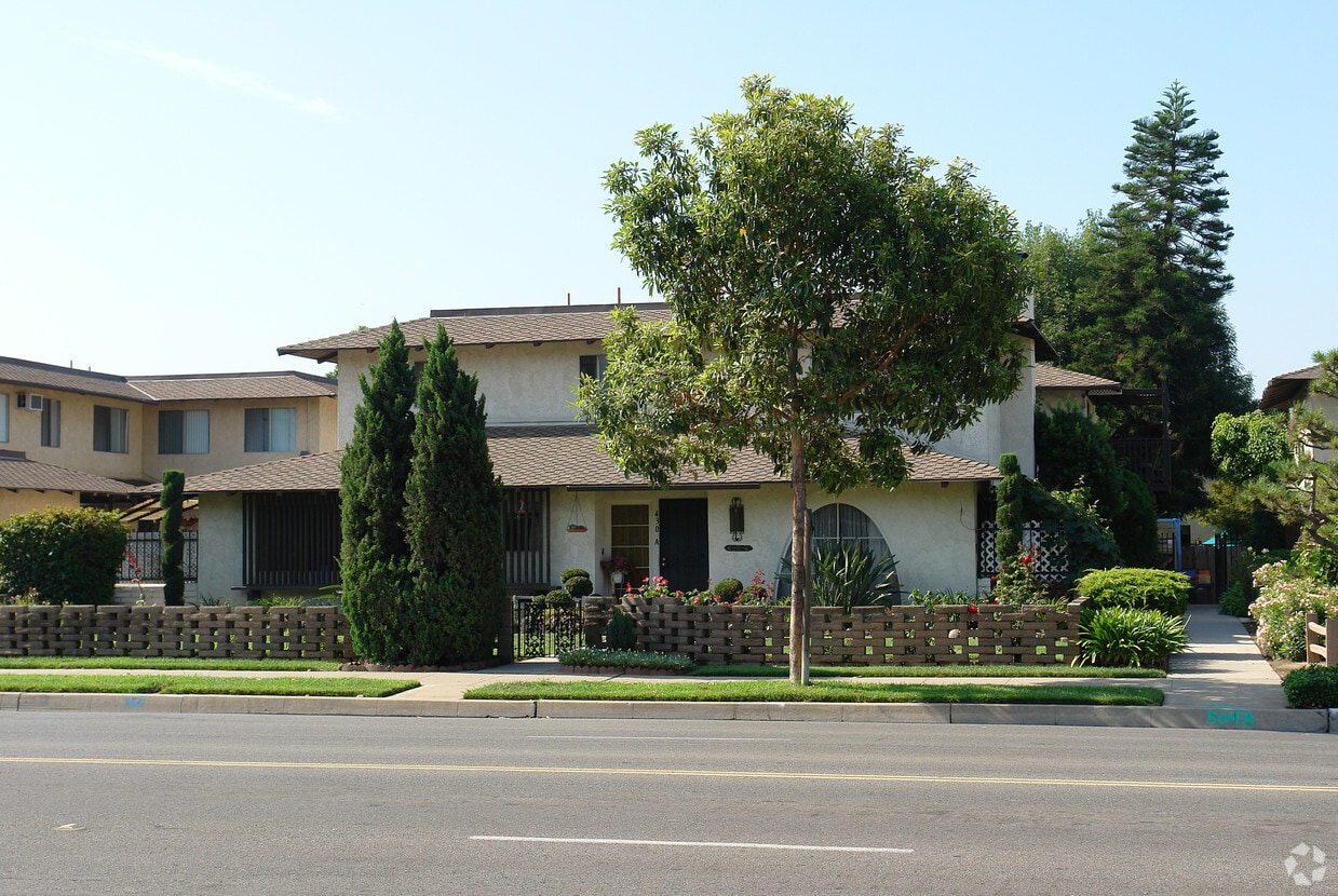 Building Photo - 438 W La Veta Ave