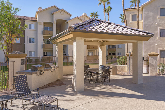 BBQ grills and seating area - Sonterra Apartments at Paradise Valley