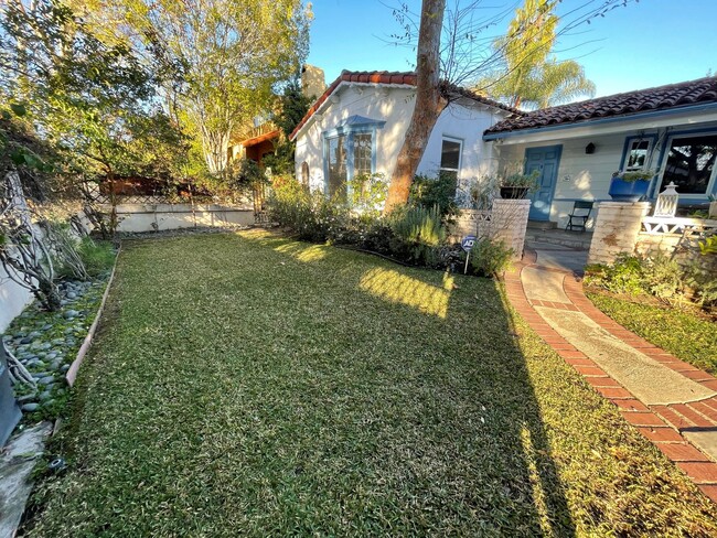 Building Photo - Spacious Three Bedroom Hollywood Golden Er...