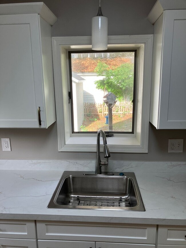 Building Photo - Charming, Classic 3 BR Brick Close to LeMoyne in Nice Neighborhood