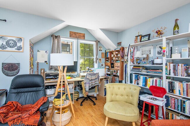 Rincón de oficina con ventana doble con vistas al lago Champlain y a las montañas Adirondack. - 44 North Ave